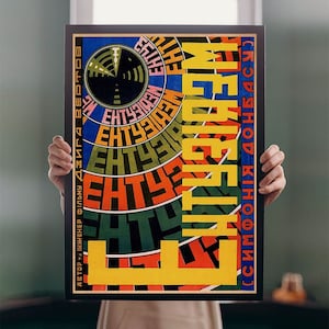 Op de afbeelding: Een gele, rode, groene en blauwe poster met een cirkelvormig ontwerp en de tekst "EHTY3" die in een spiraalvorm wordt herhaald. De tekst "СИМФОНІЯ ДОНБАСУ" staat in de rechterbenedenhoek van de poster.