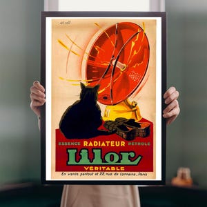Könnte beinhalten: Gerahmtes Vintage-Poster mit einer schwarzen Katze und einem rot-gelben Heizkörper. Das Poster enthält französischen Text, wie "Lilor" und "Essence Radiateur Pétrole". Das Kunstwerk hat einen Retro-Stil.