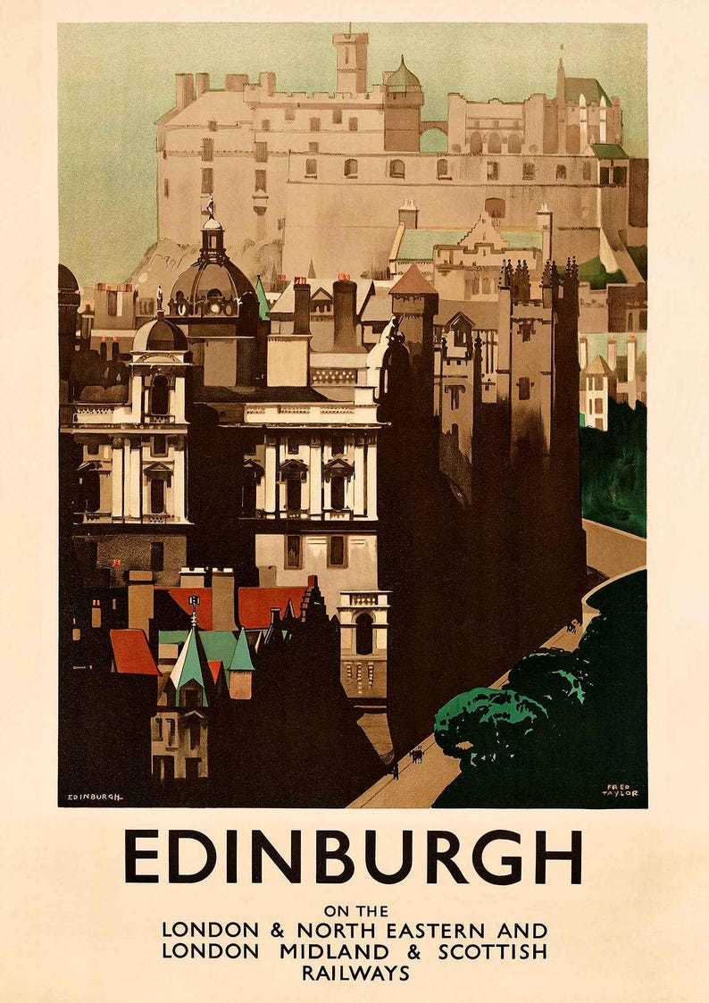 Op de afbeelding: Vintage reisaffiche voor Edinburgh, Schotland, met een gedetailleerde illustratie van de architectuur van de stad, inclusief een groot kasteel. De poster heeft een gedempt kleurenpalet en bevat de tekst "Edinburgh" en spoorweginformatie.