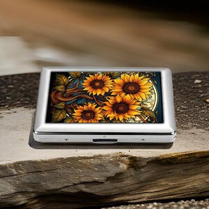 Zonnebloemsigarettenkoker, artistieke metalen behuizing met gouden zonnebloemen, elegant cadeau voor rokers, compact bloemenaccessoire
