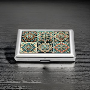 Sigarettenkoker met elegant geometrisch tegelontwerp, metalen behuizing met bloemenmandala, ingewikkelde kaarthouder in vintage stijl, uniek cadeau-idee voor haar