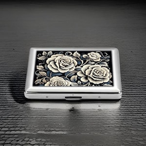 Elegante portasigarette con rose bianche, porta carte in metallo floreale di ispirazione vintage, design classico in bianco e nero, regalo romantico per lei