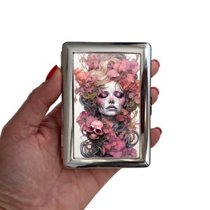 Estuche para cigarrillos con forma de calavera gótica, tarjetero artístico con diseño floral rosa, regalo elegante y oscuro para fumadores, accesorio compacto de metal