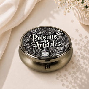 Gifter och motgifter pillerdos, vintage gotisk design kompakt medicinorganisatör, liten smyckesask, unik reseaccessoar, present till henne