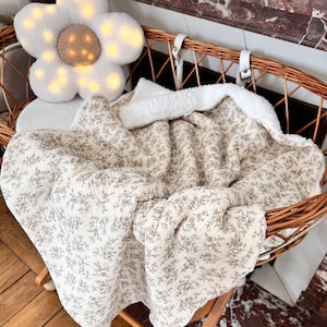 Baby blanket in cotton gauze and fur.