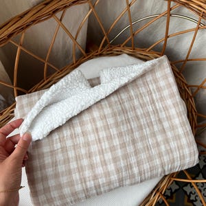 Baby blanket in cotton gauze and fur. image 4