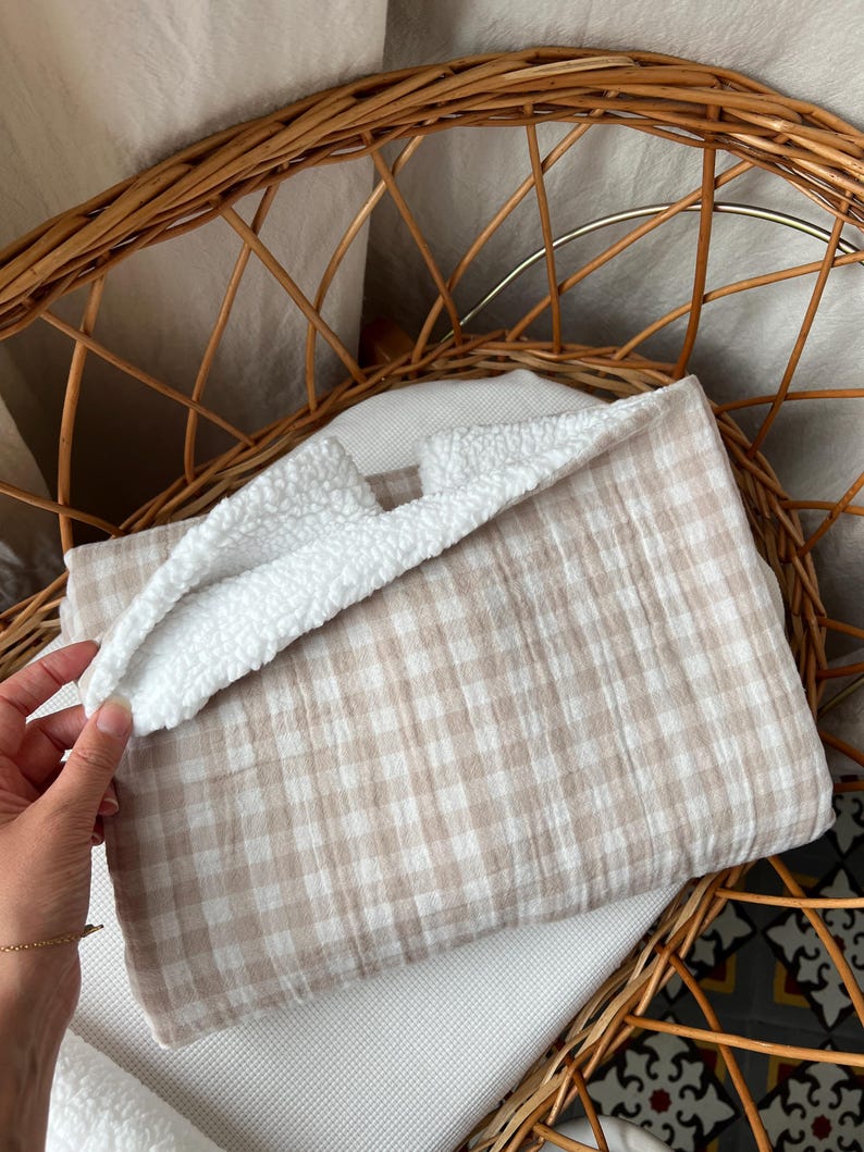 Baby blanket in cotton gauze and fur. image 4