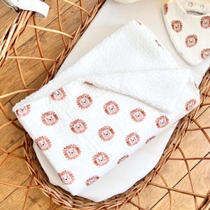 Baby blanket in cotton gauze and fur. image 7