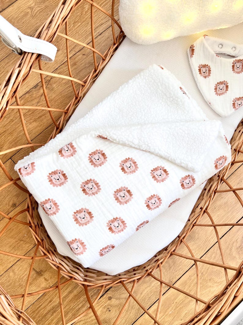 Baby blanket in cotton gauze and fur. image 7