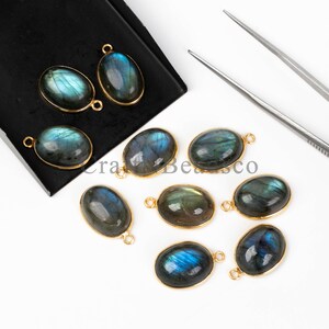 Connecteur à bélière simple de forme ovale lisse en labradorite flashy avec breloque plaqué or, vendu à l'unité, composant prêt, 13 x 18 mm