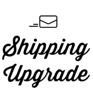 Könnte beinhalten: Schwarz-weiß-Illustration eines stilisierten Umschlags mit einer gestrichelten Linie darüber. Der Text "Shipping Upgrade" ist in einer kursivschriftlichen Schriftart geschrieben.