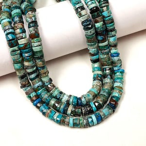 Peut inclure: Gros plan sur des rangées de perles de pierres précieuses turquoise et marron. Les perles sont plates, en forme de disque et enfilées ensemble. Les couleurs varient du bleu clair au bleu sarcelle foncé, avec des accents marron et blancs.