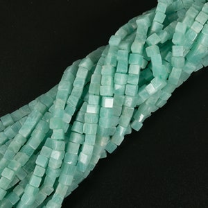 Puede incluir: Una hebra de cuentas cuadradas de color verde claro hechas de piedra natural de amazonita.