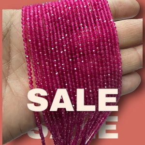 Peut inclure: Un brin de perles de pierres précieuses facettées roses. Les perles sont petites et rondes, et elles sont enfilées sur un fil transparent. Les perles sont disposées en ligne droite, et elles sont toutes de la même taille et de la même forme. Les perles sont d'une couleur rose vif, et elles ont une finition brillante et lustrée. Les perles sont parfaites pour la fabrication de bijoux, et elles seraient magnifiques dans un collier, un bracelet ou des boucles d'oreilles.