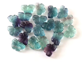 Puede incluir: Una colección de 18 cuentas en forma de mariposa hechas de fluorita. Las cuentas son una mezcla de colores azul, verde y morado.