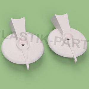Może przedstawiać: Dwie białe plastikowe części z okrągłą podstawą i ukośną górą. Każda część ma mały otwór w środku koła i cienkie, skierowane w dół przedłużenie. Tło jest w jednolitym zielonym kolorze, a widoczny jest tekst "PLASTIK-PARTS".