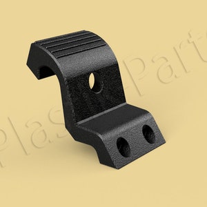 Op de afbeelding: Zwarte kunststof klem met een getextureerd oppervlak en twee gaten. De klem is ontworpen om een rond object vast te houden.