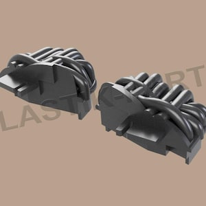 Op de afbeelding: Twee zwarte plastic onderdelen met een gevlochten ontwerp. De onderdelen hebben een halfronde vorm met een platte bodem en staan tegen een neutrale achtergrond. Het woord "PLAST" is gedeeltelijk zichtbaar op de achtergrond.