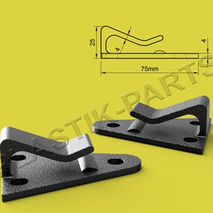 Puede incluir: Dos ganchos de metal negro con una base triangular y un gancho curvo. Los ganchos miden 75 mm de largo y 25 mm de alto.