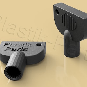 Op de afbeelding: Twee zwarte kunststof sleutels met een T-vormig handvat en een stervormig gat. De sleutels zijn gemarkeerd met "Plastik Parts".