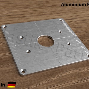 Peut inclure: Une plaque en aluminium argentée avec un trou circulaire au centre et quatre trous espacés uniformément autour du bord. La plaque est munie d'une règle marquée sur un côté. La plaque est fabriquée en Allemagne.