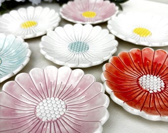 Handmade Daisy Trinket Dish – Ceramic Flower Jewelry Holder, Small Soap Dish, Nature Inspired Pottery Gift