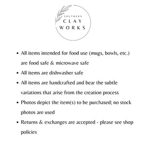 Pu&ograve; includere: Un grafico informativo bianco con il logo Southern Clay Works in alto. Il testo descrive le politiche del negozio, indicando che gli articoli sono adatti al contatto alimentare, al microonde e alla lavastoviglie, realizzati a mano e con variazioni.