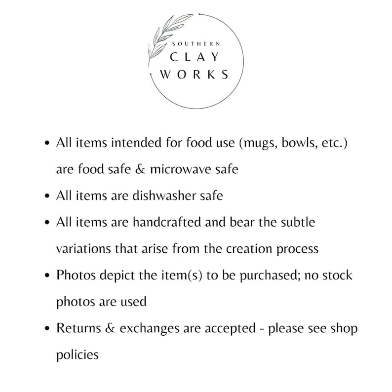 Pu&ograve; includere: Un grafico informativo bianco con il logo Southern Clay Works in alto. Il testo descrive le politiche del negozio, indicando che gli articoli sono adatti al contatto alimentare, al microonde e alla lavastoviglie, realizzati a mano e con variazioni.