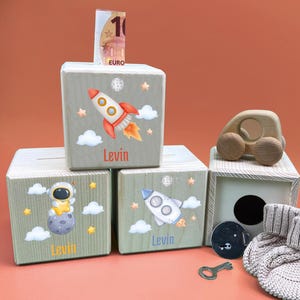 Children&#39;s money box with a wooden metal lock, astronaut piggy bank, personalized money box, money box for boys and girls, children&#39;s money box gift idea