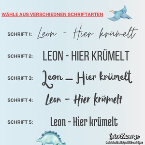 K&ouml;nnte beinhalten: F&uuml;nf verschiedene Schriftarten werden f&uuml;r den Text "Leon - Hier kr&uuml;melt" gezeigt. Der Text ist schwarz und der Hintergrund ist hellblau. Das Bild zeigt auch einen blauen Vogel und einen blauen Dinosaurier.