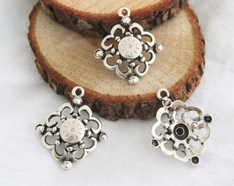 Antique Silver Plated Flower Charms: Pewter Pendants (10 Pcs)