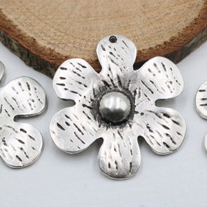 Antique Silver Flower Charms: Zamak Daisy Pendants (5 Pcs)