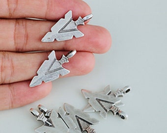 Antique Silver Arrowhead Charms: Pewter Arrow Pendants (30mm)