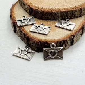 Silber Umschlag Charme, Liebesbrief Anhänger, Mini Umschlag Schmuck Charms, winziger Silber Anhänger für Armband, Geschenk für sie, 10 Stück, Z181 AS