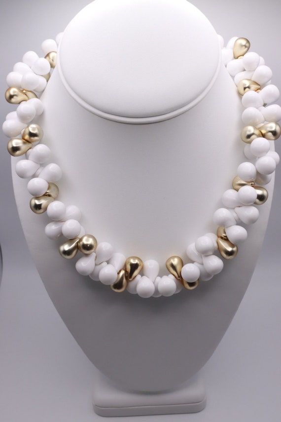 Retro White and Gold Tone Beaded 18.5 Inch Necklac