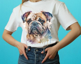 Puede incluir: Una camiseta blanca con una ilustración de acuarela de un bulldog. El bulldog es marrón y blanco con la nariz y los ojos negros. La ilustración está rodeada de salpicaduras de acuarela.