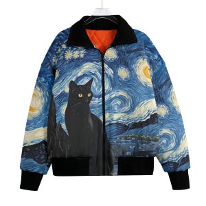 Pode incluir: Casaco bomber azul com um design de gato preto contra um céu estrelado. O casaco tem gola, punhos e bainha pretos, com um forro acolchoado laranja. A obra de arte lembra "A Noite Estrelada" de Van Gogh.