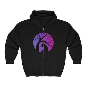 Puede incluir: Sudadera negra con cremallera y capucha con un diseño circular en degradado morado y azul que presenta la silueta de un gato sentado bajo un árbol con ramas en espiral.