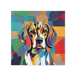 Könnte beinhalten: Quadratische Wanduhr mit einem farbenfrohen, abstrakten Porträt eines Beagles. Das Gesicht und die Ohren des Hundes sind in einem Mosaik aus leuchtenden Farben dargestellt, mit schwarzen Zeigern in der Mitte. Der Hintergrund ist ein Patchwork aus geometrischen Formen.