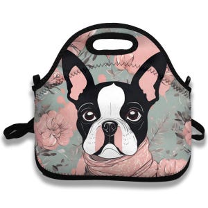 Könnte beinhalten: Lunchbag mit einem Boston Terrier-Motiv. Die Tasche hat einen schwarzen Griff und eine schwarze Umrandung, und der Hund trägt einen rosa Schal. Der Hintergrund ist ein Blumenmuster in Rosa und Grün.
