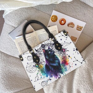 Mystische schwarze Katzenhandtasche - Himmlische Hexen-Tasche mit magischer Symbolik, gotisch-ästhetische Tasche, Hexenkern-Ästhetik-Tasche, witchy Modetasche