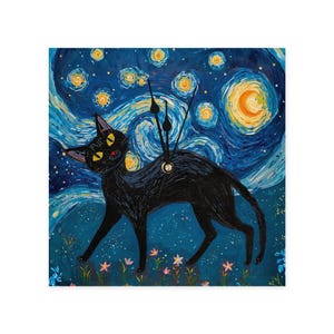 Könnte beinhalten: Eine schwarze Katzenuhr mit gelben Augen und Uhrzeigern, vor dem Hintergrund eines Sternenhimmels. Das Kunstwerk zeigt eine lebendige Farbpalette aus Blau, Gelb und Orange mit floralen Akzenten am unteren Rand. Die Katze geht, und die Zeiger befinden sich in der Mitte des Katzenrückens.