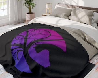 Puede incluir: Una manta negra con un diseño degradado en morado y azul que presenta un árbol estilizado con una forma de corazón en el centro.