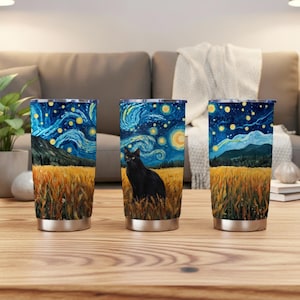 Op de afbeelding: Drie roestvrijstalen bekers met een schilderij van een sterrenhemel, een tarweveld en een zwarte kat. Het ontwerp doet denken aan de stijl van Van Gogh. De bekers hebben een zilveren basis en een donkerblauw deksel.