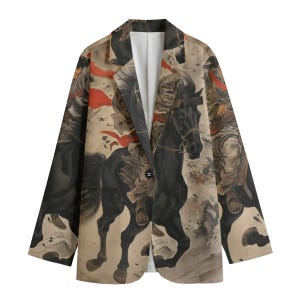 Puede incluir: Blazer beige con un estampado repetido de guerreros a caballo, con detalles rojos. La chaqueta tiene un cierre de un solo botón y un forro blanco. El diseño se repite en toda la chaqueta.