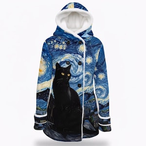 Peut inclure: Manteau à capuche avec un chat noir sur fond de "Nuit étoilée" de Van Gogh. Le manteau présente un motif de ciel nocturne bleu et blanc tourbillonnant, avec une capuche et des poignets doublés de polaire blanche. Fermeture par boutons noirs.