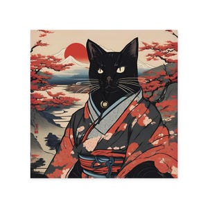 Könnte beinhalten: Quadratischer Druck, der eine schwarze Katze in einem japanischen Kimono zeigt. Der Hintergrund zeigt eine rote Sonne, Berge und Kirschblütenbäume. Der Kimono ist schwarz mit roten Blumenmustern.