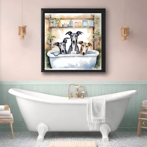 Puede incluir: Una impresión en acuarela enmarcada representa a tres galgos en una bañera. Los perros, con marcas negras y marrones, están en una bañera blanca con una estantería de artículos de aseo detrás de ellos. La obra de arte cuelga sobre una bañera blanca con patas de león en un baño.