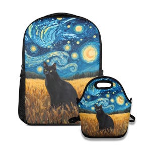 Puede incluir: Un conjunto de mochila y bolsa de almuerzo negras con un gato negro en un campo de trigo bajo un cielo estrellado, al estilo de Van Gogh. La mochila tiene un bolsillo lateral de malla negro.