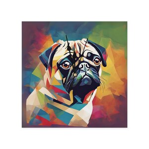 Könnte beinhalten: Quadratische Wanduhr mit einem geometrischen Porträt einer Mops. Das Zifferblatt zeigt das Gesicht des Hundes mit schwarzen Zeigern. Der Hintergrund ist eine lebendige Mischung aus Farben, darunter Blau, Grün, Gelb und Rot.